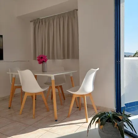 アパート Layla's コス・タウン